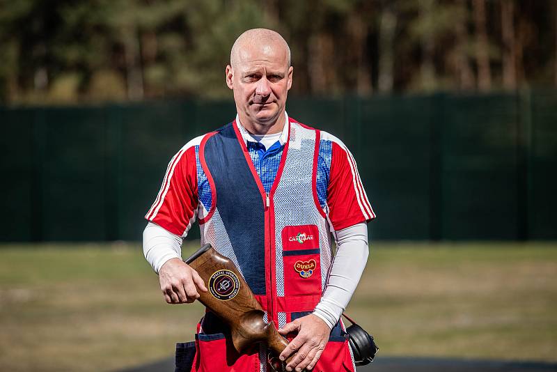 Miroslav Lidinský, bývalý voják, se po zranění v Afghánistánu věnuje paralympijským sportům, jako je lyžování, golf a nově i střelba.