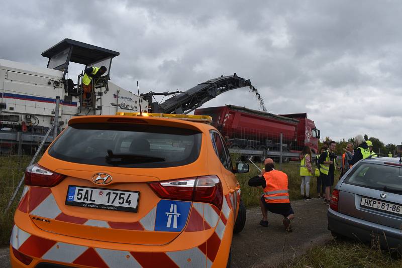 Silničáři do 7. října obnoví 15 kilometrů dálnic D11 a 35 na Hradubicku. Práce mají být expresně rychlé