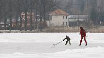 Bruslení na zamrzlé vodní hladině v hradecké Roudničce.