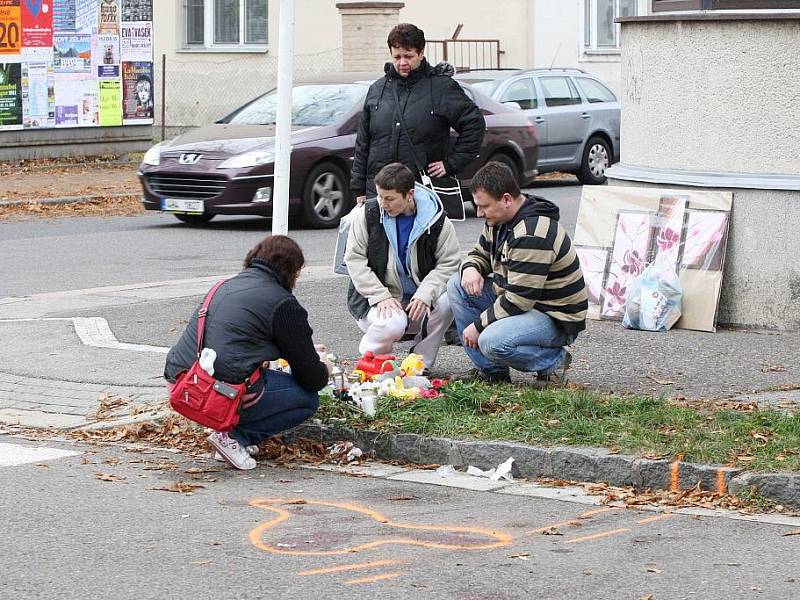 Místo tragické události, kde řidič vozu srazil dvě malé děti, které nedlouho poté zemřely.