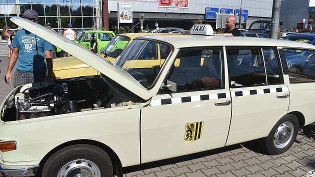 Tři desítky „chlouby“ východoněmeckého automobilového průmyslu si dalo sraz v Hradci Králové.