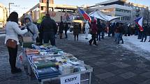 Volání po svobodě se v sobotu odpoledne neslo Hradcem Králové, kde se konala demonstrace odpůrců protiepidemických opatření. Na náměstí 28. října se jich odhadem sešlo více než šest stovek.