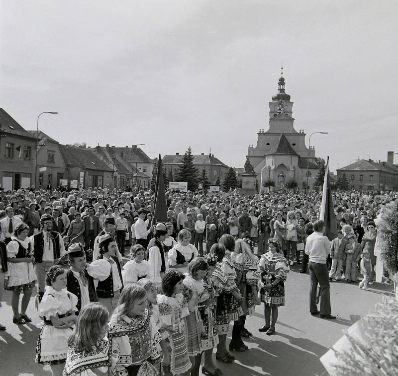 Oslavy selských bouří v 80. letech na chlumeckém Klicperově náměstí. V dáli vidíme Kostel svaté Voršily, dominantu města.