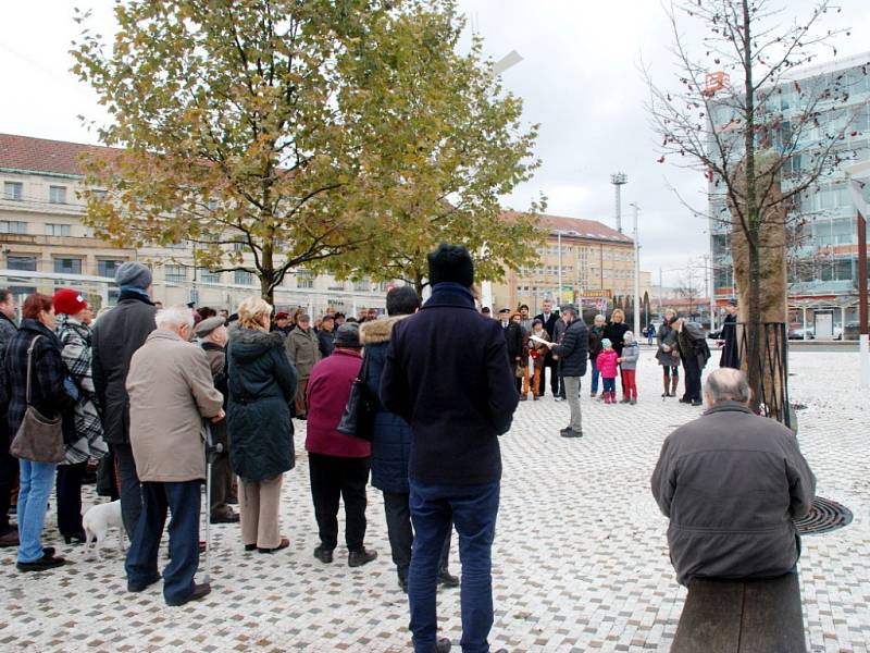 Připomínka Dne boje za svobodu a demokracii na Riegrově náměstí v Hradci Králové.