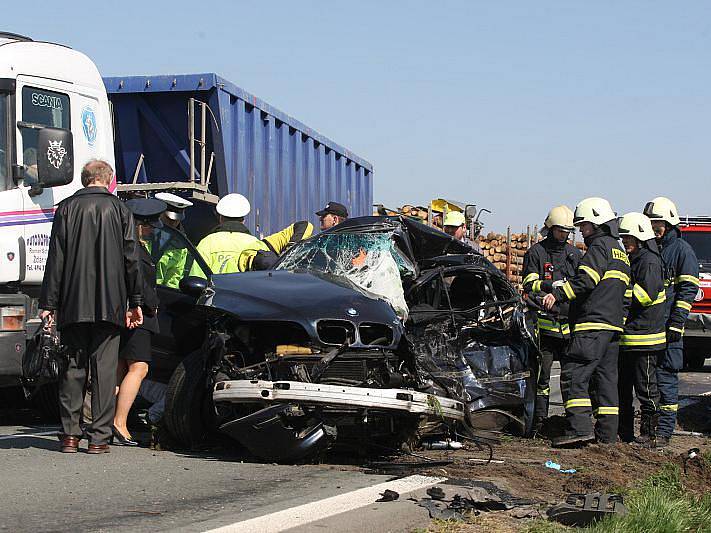 7. dubna 2010. U Libišan se ve vysoké rychloti střetlo BMW s nákladním vozidlem. Řidič osobního BMW z Českobudějovicka náraz nepřežil.