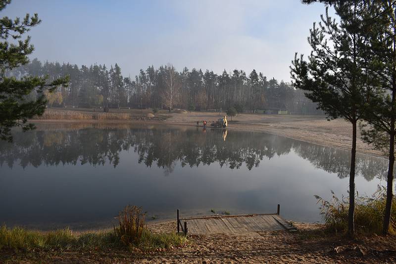 Městské lesy Hradec Králové čistí břehy přírodního koupaliště Stříbrný rybník od sinic a dalších nečistot. Chtějí tak zlepšit kvalitu vody ke koupání pro příští sezónu. Postupně vyčistí celý obvod rybníka.