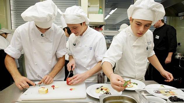 Studenti hradecké střední školy služeb, obchodu a gastronomie při přípravě na projekt, prostřednictvím kterého spolupracují s Nizozemskem, Dánskem a Itálií.