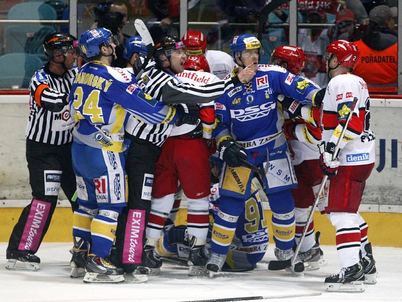 Čtvrtfinále play off hokejové extraligy: Mountfield HK - PSG Zlín.