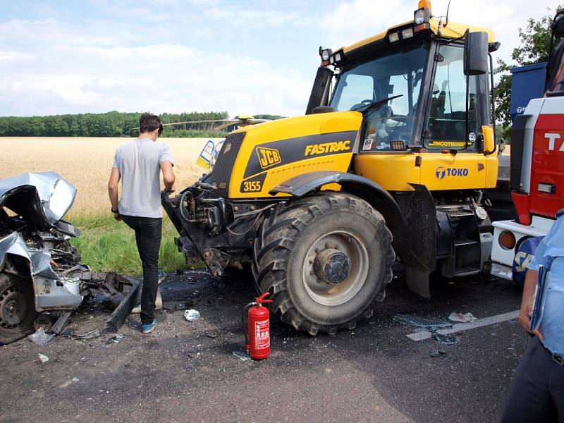 Střet osobního automobilu s traktorem poblíž obce Skochovice.