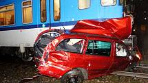 Nehoda vlaku a osobního vozidla na železničním přejezdu u Hradce Králové.