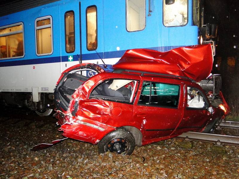 Nehoda vlaku a osobního vozidla na železničním přejezdu u Hradce Králové.