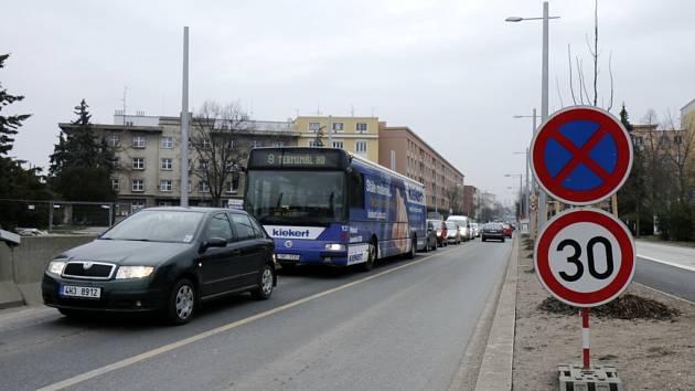 Dopravní kompikace na Gočárově třídě v okolí královéhradecké Koruny.