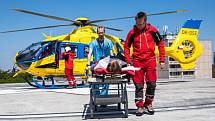 Simulované předání pacienta na heliportu. Ilustrační foto.