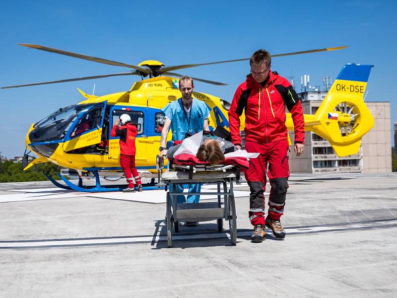 Simulované předání pacienta na heliportu. Ilustrační foto.