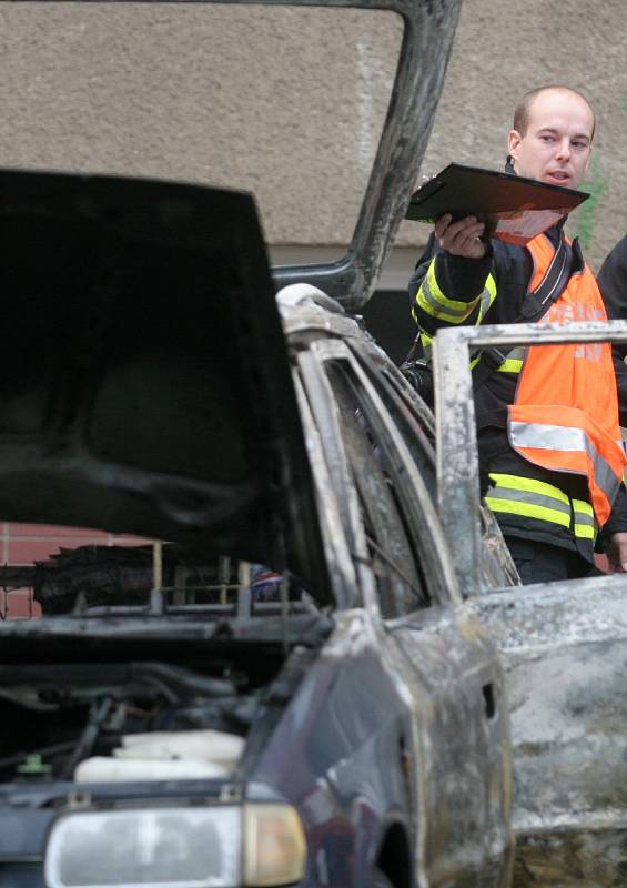Požár osobních automobilů na parkovišti v Labské Kotlině v Hradci Králové.