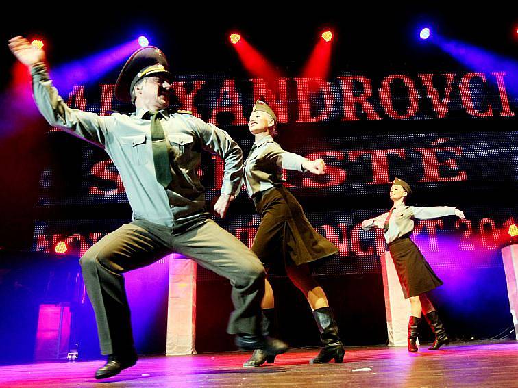 Soubor písní a tanců Alexandrovci v hradeckém Aldisu v pátek 8. ledna 2010.