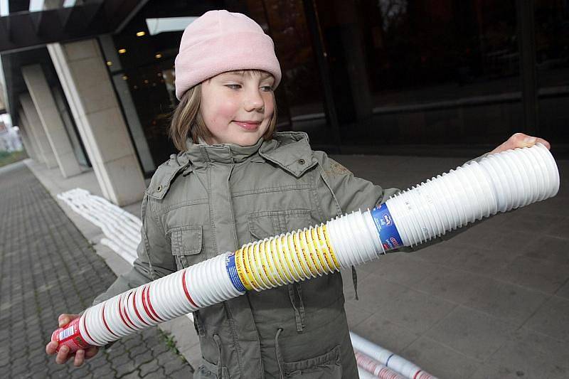 Den zdraví se konal 31. října v hradeckém Aldisu a cílem bylo zdolat rekord v nejdelším hadovi z jogurtových kelímků.