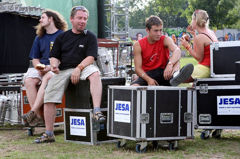 Po třech dnech plných organizačních, provozních a programových nedostatků skončil festival Happy Days. Měl trvat 11 dní a a jeho pořadatelé jej sami nazývali "největší letní party v Čechách v historii"