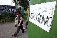 PROPADÁK ROKU. Tenhle titul si zaslouží hudební festival Happy Days v Hradci Králové. Jedenáctidenní přehlídka, na které se mělo představit 500 hudebních a 50 divadelních uskupení, skončilo krachem po třech dnech. Své vykonaly špatná organizace, nezajímav