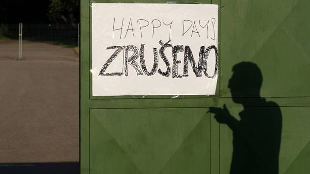 Po třech dnech plných organizačních, provozních a programových nedostatků skončil festival Happy Days. Měl trvat 11 dní a a jeho pořadatelé jej sami nazývali "největší letní party v Čechách v historii"