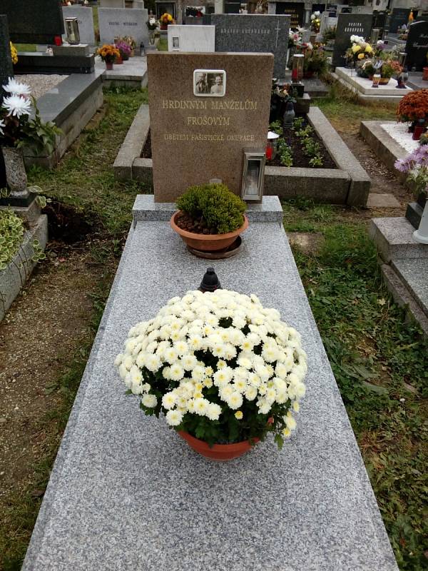 Hrob manželů Frošových, podporovatelů parašutistů, v Kostelci nad Orlicí