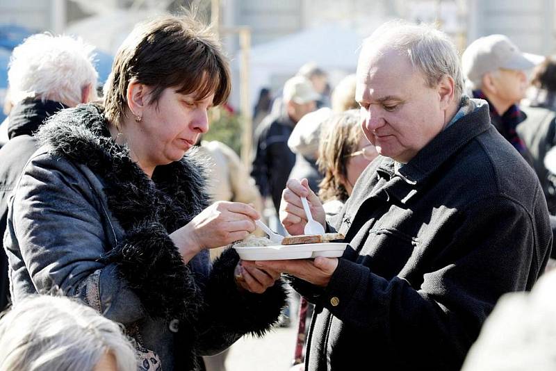 V úterý se konal již čtvrtý ročník Královéhradeckého krajského masopustu na Baťkově náměstí. Součástí masopustu byla i tradiční zabijačka