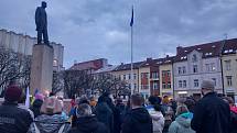 Na hradeckém Masarykově náměstí lidé uctili oběti války na Ukrajině také loni.