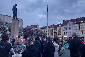 Na hradeckém Masarykově náměstí lidé uctili oběti války na Ukrajině také loni.