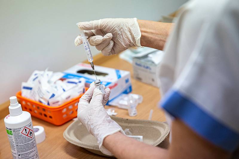 V Krajských nemocnicích v Královéhradeckém kraji bylo dosud proočkováno 15 tisíc vakcín.