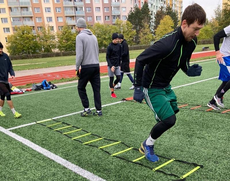 DŘINA VENKU. Basketbalisté Hradce Králové v době koronapauzy nemohou do haly, tak se alespoň udržují v kondici a pohybovém rytmu na sportovištích pod širým nebem. Foto: Královští sokoli