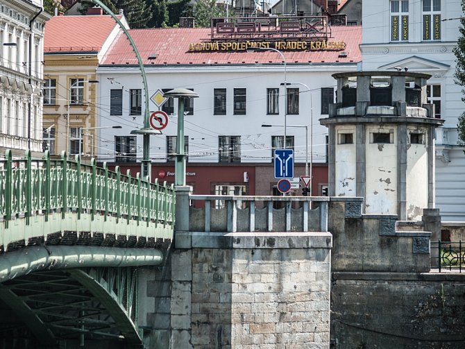 Kiosek na Pražském mostě v centru Hradce Králové.