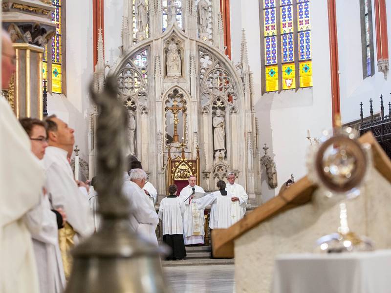 Mše v královéhradecké katedrále sv. Ducha, v místě uložení relikvie s ostatky papeže Jana Pavla II.