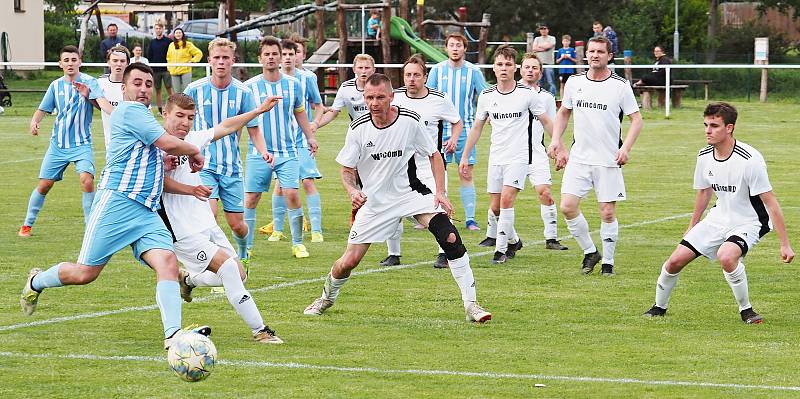 Šlágr III. třídy Sendražice (v bílém) vs. Nový Hradec Králové B (2:2).