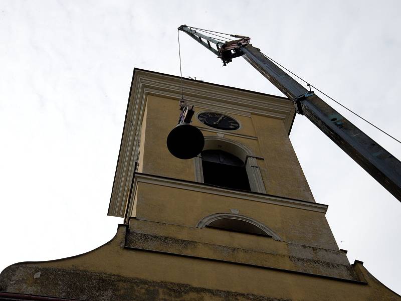 Poslední přípravy a konečně nahoru. V polovině července se do Stěžer vrátily „ukradené“ zvony.