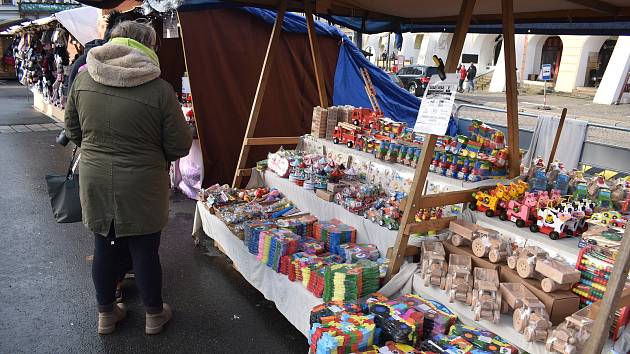 V Hradci Králové začaly vánoční trhy. Nově nabízí i umělé kluziště.