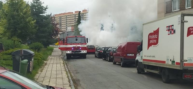 V centru Hradce hořelo auto