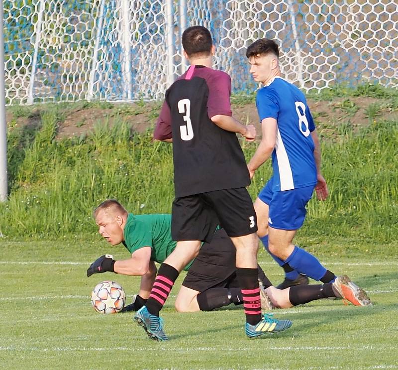 ŠLÁGR PŘEBORU. Fotbalisté Dohalic (v modrém) si dojeli pro cenné tři body do Prasku, kde po boji zvítězili 4:2. Foto: Lubomír Douděra