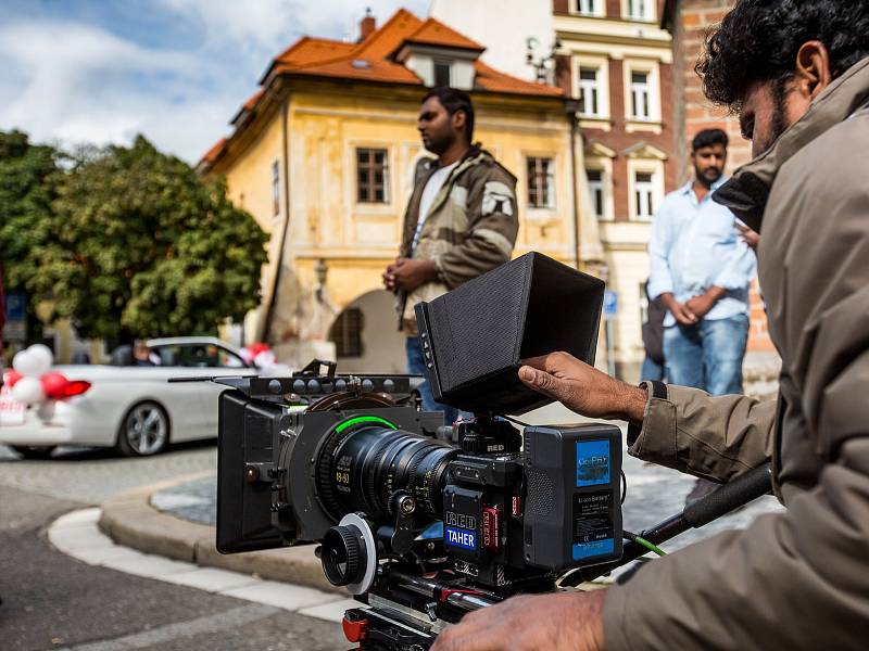 Bollywood indická produkce při filmovém natáčení v ulicích Hradce Králové.