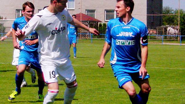 Fotbalisté Převýšova (v modrém) v akci v jednom z utkání ČFL. Ilustrační fotografie.