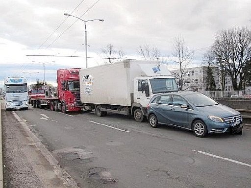 Dopravní nehoda dvou nákladních a jednoho osobního automobilu na mostě u soutoku v Hradci Králové.