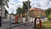 Finální podobu už pomalu ale jistě dostává hradecká křižovatka Fortna, kterou město přestavuje na kruhový objezd. Město souběžně opravuje i sousední Moravský most.