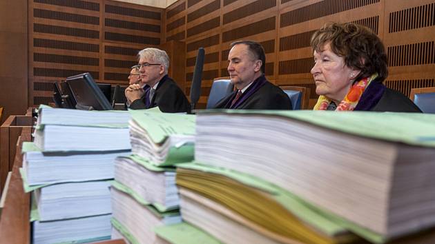 Krajský soud v Hradci Králové začalprojednávat případ rozsáhlých podvodů s úrazovým pojištěním.
