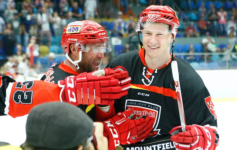 Hokejové utkání mountfield cupu mezi Mountfield HK (v černočerveném) a HC Dynamo Pardubice (v bíločerveném) na zimním stadionu v Hradci Králové.