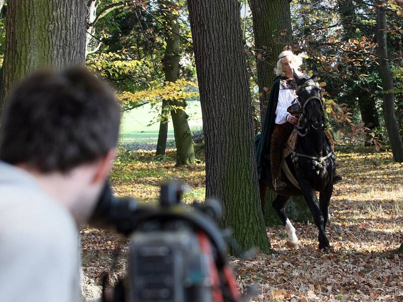 Hrádek u Nechanic: Místní státní zámek si opět „zahraje“ v televizi. Režisér Dušan Klein tady v parku a na nádvoří natáčí televizní pohádku nazvanou Fišpánská jabka, která se na obrazovkách objeví na Velikonoce.