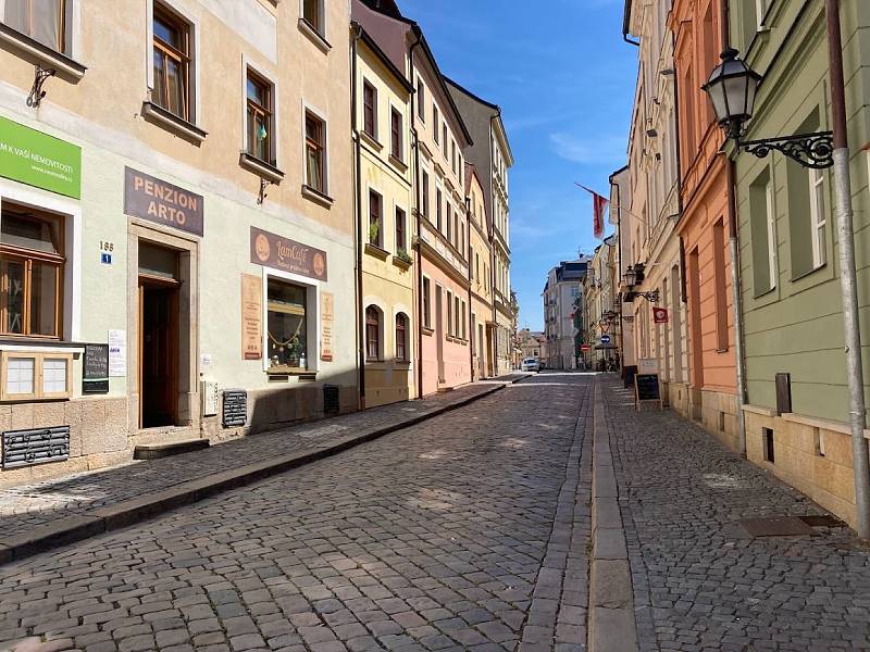 Co nového v krajském městě? Opravy, zahrádky i socha cyklisty na Malém náměstí.