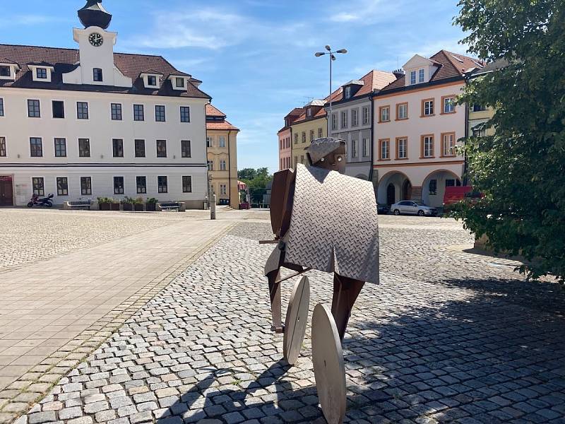 Co nového v krajském městě? Opravy, zahrádky i socha cyklisty na Malém náměstí.