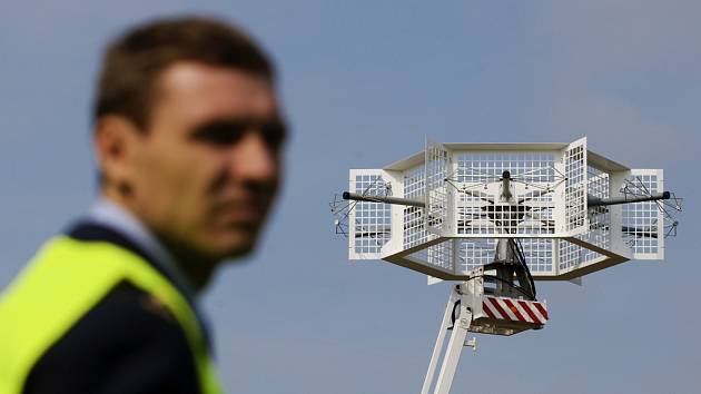 Pasivní radar Tichý strážce na letišti v Hradci Králové.