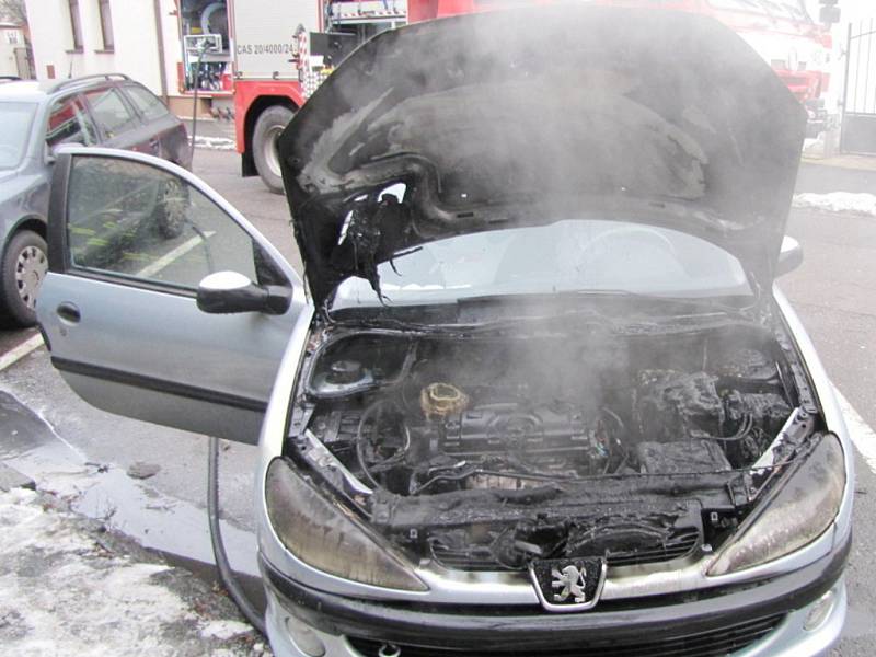 Požár osobního vozidla Peugeot 206 v Sadovské ulici v Hradci Králové.