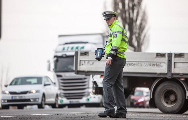 Puškový radar na měření rychlosti Policie ČR v Královéhradec­kém kraji.