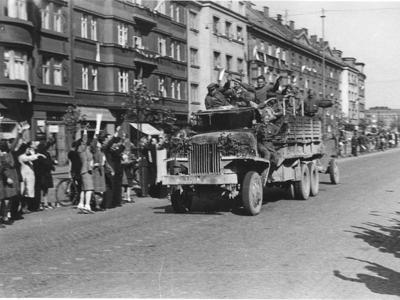 Osvobození Hradce Králové na historické fotografii.